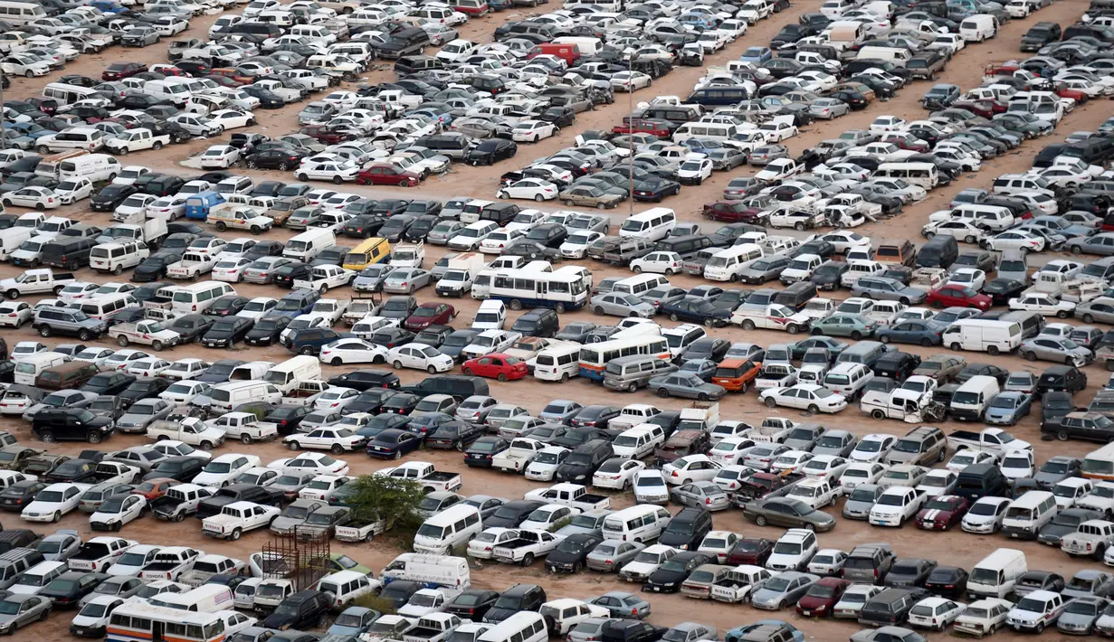 Pemandangan puluhan ribu mobil sitaan yang berada di penampungan Wadi Laban, Riyadh, Arab Saudi, 15 April 2016. Puluhan kendaraan ini disita oleh kepolisian Arab Saudi atas berbagai kasus pelanggaran lalu lintas. (Fayez NURELDINE/AFP)