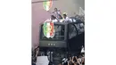 Beberapa suporter Juventus terlihat terus mengabadikan perayaan gelar Scudetto Juventus di Turin, Italia, (18/5/2014). (AFP PHOTO/Marco Bertorello)