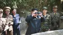 Foto yang dirilis Korean Central News Agency Korea Utara (KCNA), Pyongyang, (15/7/2014), memperlihatkan aktivitas pemimpin Korea Utara, Kim Jong Un saat melakukan pemeriksaan pos polisi sipil yang berada di bawah KPA Satuan 171. (REUTERS/KCNA)