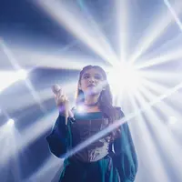 Penampilan anggun Tiara Andini belakangan didukung oleh korset yang jadi fashion item kekinian [instagram/tiaraandini]