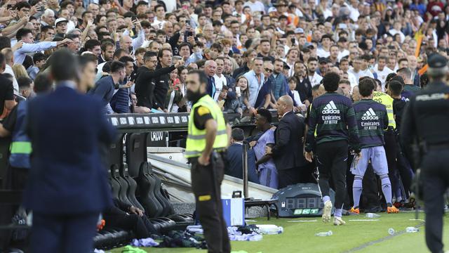 Foto: Detik-detik Vinicius Junior Diusir Wasit setelah Sepanjang Laga Mendapat Perlakuan Rasis dari Suporter Valencia
