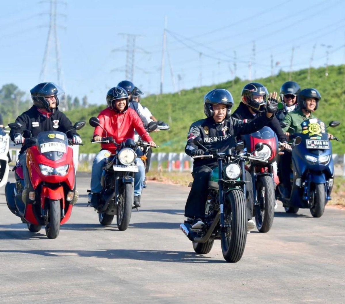 Presiden Joko Widodo atau Jokowi mengendarai sepeda motor saat meninjau pembangunan jalan tol Ibu Kota Nusantara (IKN) di Kabupaten Penajam Paser Utara, Kalimantan Timur, Minggu (28/7/2024). Dalam momen tersebut, Jokowi motoran bareng sejumlah artis dan i