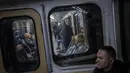 Komuter menaiki kereta bawah tanah di Kharkiv, Ukraina timur, Selasa (24/5/2022). Kereta bawah tanah Kharkiv kembali beroperasi pada Selasa pagi setelah ditutup selama lebih dari dua bulan selama upaya Rusia untuk merebut kota itu. (AP Photo/Bernat Armangue)