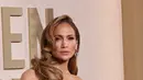 Jennifer Lopez juga memakai bibir merah muda dan eyeshadow berwarna senada. (Amy Sussman / GETTY IMAGES NORTH AMERICA / Getty Images via AFP)