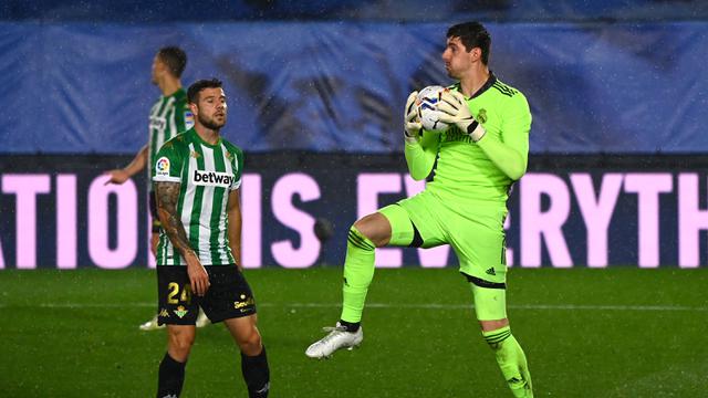 FOTO: Real Madrid Gagal Gusur Atletico Madrid usai Ditahan Imbang 0-0 Real Betis - Thibaut Courtois; Aitor Ruibal