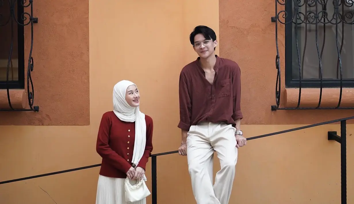 Dalam salah satu foto, Dinda dan Rey tampil dengan gaya kasual namun tetap terlihat kompak. Mengenakan pakaian dengan warna senada, mereka berdua tampak begitu serasi. Senyum manis yang terpancar dari wajah mereka menambah kesan romantis dan membuat banyak netizen iri melihat kebersamaan mereka. (Liputan6.com/IG/@dindahw)