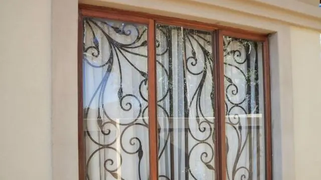 Jendela dengan Teralis Elegan