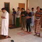 Sejumlah santri yang merupakan orang dengan gangguan jiwa (ODGJ) saat menjalankan ibadah salat ashar. Pondok Pesantren Daarut Tasbih yang terletak di Kota Bumi ini merupakan salah satu pesantren yang terbilang unik. (Liputan6.com/Angga Yuniar)