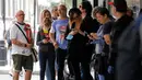 Orang-orang mengantre untuk memasuki toko andalan The Rolling Stones yang baru sebelum hari pertama pembukaannya di London, Rabu (9/9/2020). Rolling Stones membuka membuka toko pertamanya di 9 Carnaby Street. (Tolga Akmen / AFP)