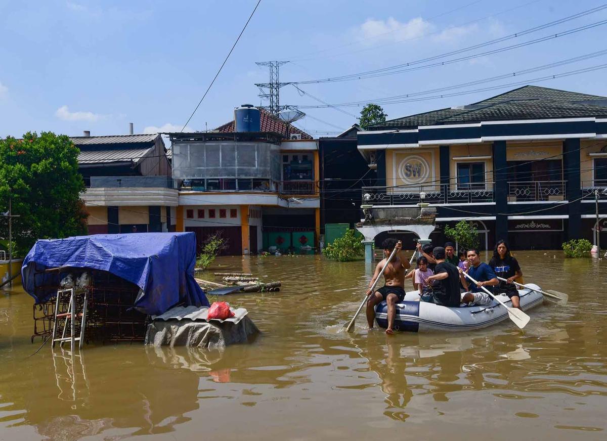 FOTO: Banjir Luapan Kali Angke, Pemuda Tangerang Bahu-Membahu Evakuasi Warga