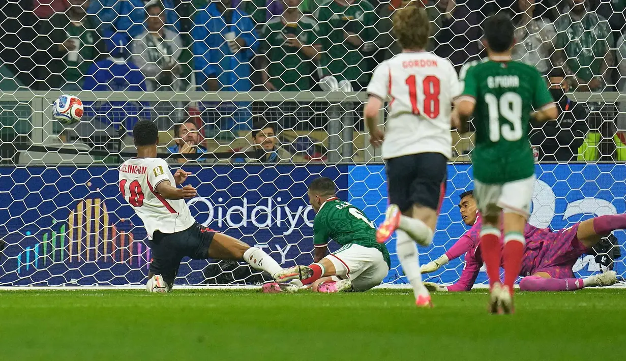 Pemain Inggris Jude Bellingham mencetak gol pertama timnya selama pertandingan sepak bola babak 16 besar Piala Dunia antara Meksiko dan Inggris di Mexico City, Minggu, 5 Juli 2026. (AP Photo/Ricardo Mazalan)