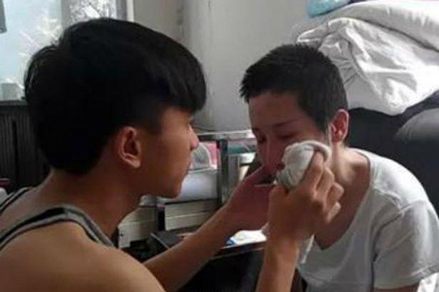 Chen Ben dengan sangat sabar merawat Fu Jun | Photo: Copyright mirror.co.uk