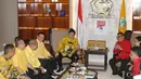 Suasana pertemuan antara Ketua Umum DPP Partai Golkar Airlangga Hartarto dan Sekjen PDIP Hasto Kristiyanto di kantor DPP Partai Golkar, Jakarta, Selasa (20/3). (Liputan6.com/Angga Yuniar)