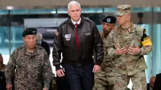 Wakil Presiden AS, Mike Pence mengunjungi desa Panmunjom, yang menjadi pemisah antara Korea Selatan (Korsel) dan Korea Utara (Korut), Senin (17/4). Kunjungan ini dilakukan Pence setelah Korut gagal melakukan uji coba rudal. (AP Photo/Lee Jin-man)