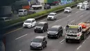 Mobil melintasi jalan Tol Tangerang-Jakarta di Tangerang, Banten, Rabu (30/3/2022). Mulai April 2022, Korlantas Polri akan menerapkan tilang elektronik bagi pengendara yang memacu kecepatan hingga 120 km per jam di jalan tol. (Liputan6.com/Angga Yuniar)