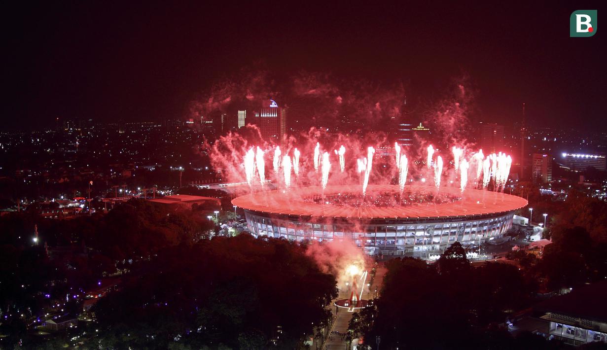 Suasana pesta kembang api saat pembukaan Asian Games di SUGBK, Jakarta, Sabtu, (18/8/2018). Pesta kembang api membuat langit Jakarta semakin gemerlap. (Bola.com/Peksi Cahyo)