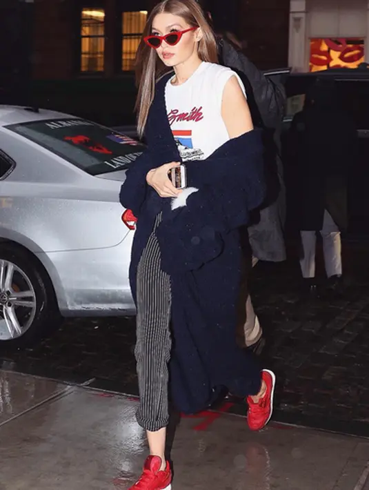 Bella dan Gigi pun jugapernah ikut serta dalam aksi penolakan kebijakan yang diajukan Donald Trump beberaa waktu lalu. Di mana saat itu Trump melarang imigran muslim memasuki kawasan Amerika. (Instagram/gigihadid)