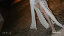 Apakah kita akan melewatkan gaun after party di momen pernikahan Mikha dan Deva ini? Cantik nan anggun, Mikha dibalut cocktail dress berwarna putih rancangan Jeffry Tan. Foto: Instagram.