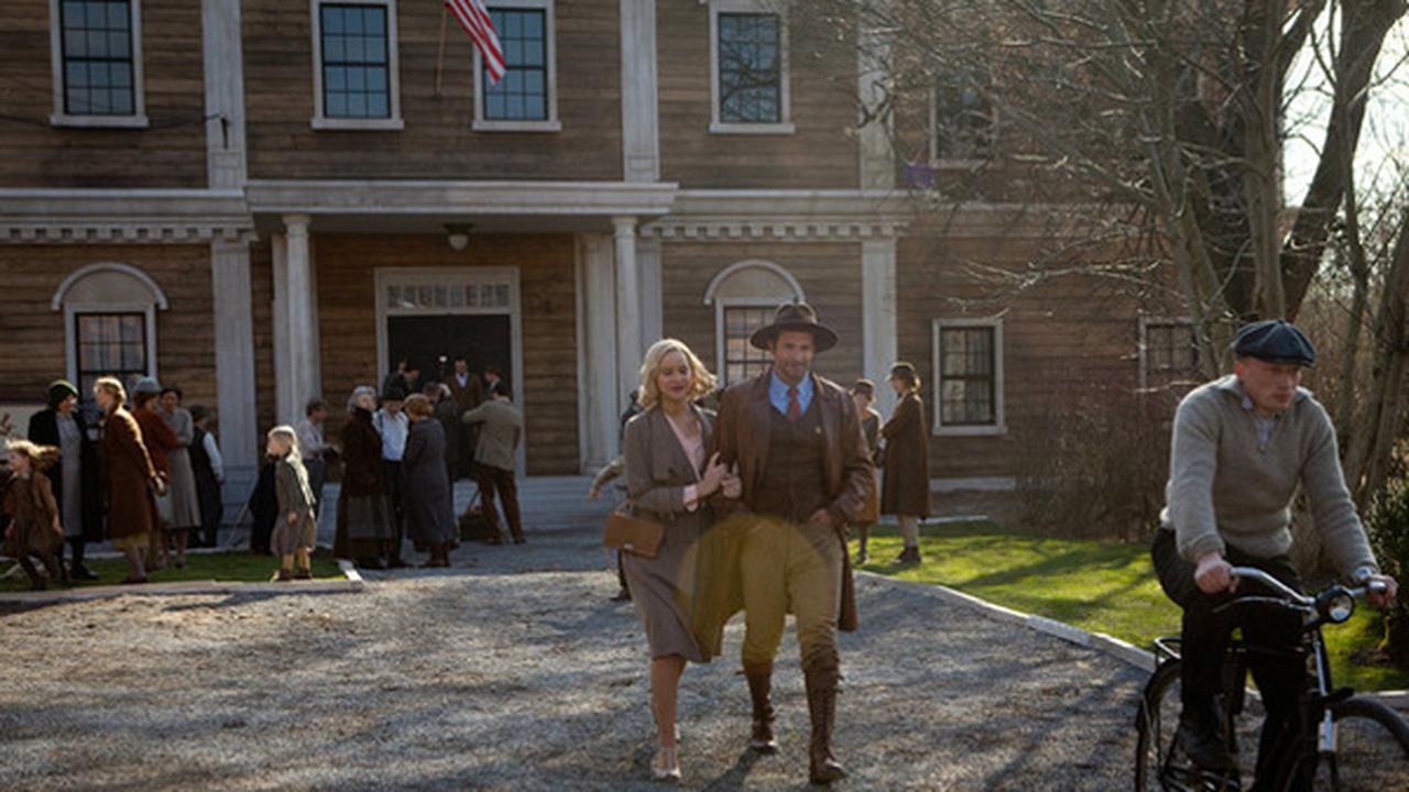 Jennifer Lawrence Gandeng Bradley Cooper di Serena