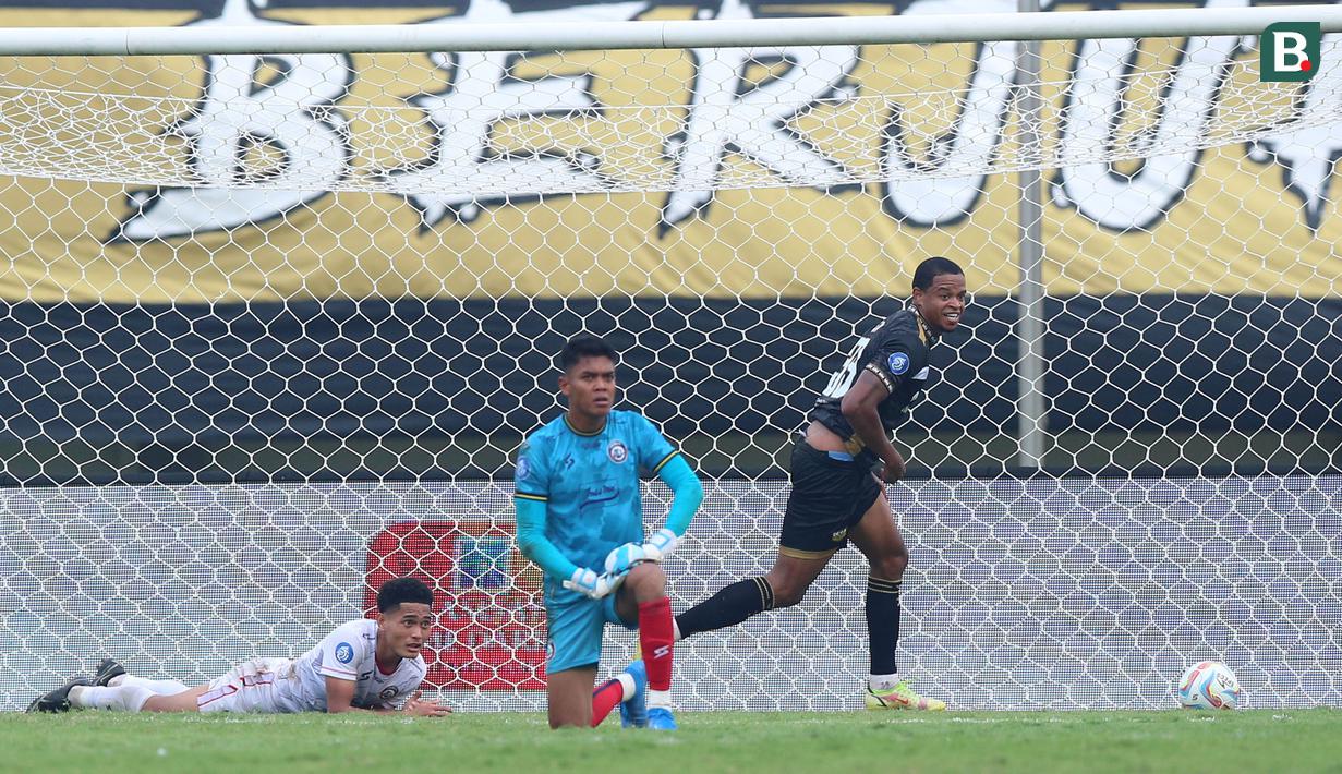 <p>Pemain Dewa United, Alex Martins Ferreira melakukan selebrasi setelah mencetak gol ke gawang Arema FC pada laga pekan pertama BRI Liga 1 2023/2024 antara Dewa United melawan Arema FC di Stadion Indomilk, Tangerang, Minggu (02/07/2023). (Bola.com/Bagaskara Lazuardi)</p>