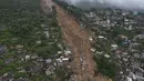 Sebuah pemandangan udara menunjukkan lingkungan yang terkena tanah longsor di Petropolis, Brasil, Rabu (16/2/2022). Hujan deras memicu tanah longsor dan banjir di wilayah pegunungan negara bagian Rio de Janeiro, menewaskan banyak orang. (AP Photo/Silvia Izquierdo)