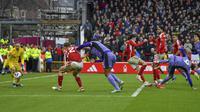 Pemain Liverpool, Darwin Nunez, mencetak gol ke gawang Nottingham Forest pada laga pekan ke-27 Premier League 2023/2024 di City Ground, Sabtu (2/3/2024). Nunez tampil sebagai pahlawan Liverpool lewat gol semata wayangnya yang dicetak pada menit 90+9. (AP Photo/Rui Vieira)