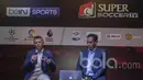 Managing Director BeIN Sports Asia Pasific, Mike Kerr, bersama Direktur Pengembangan Bisnis Super Soccer TV, Mirwan Suwarso (kanan), memberikan keterangan pers terkait kerjasama di Foundry 8, Jakarta, Kamis (2/3/2017). (Bola.com/Vitalis Yogi Trisna)