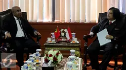 Menteri Lingkungan Hidup dan Kehutanan (LHK), Siti Nurbaya (kanan) berbincang dengan Menko bidang ekonomi yang merangkap Menteri Pertanian dan Perikanan Timor Leste, Estanislau Aleixo da Silva di Jakarta (24/8/2015). (Liputan6.com/Johan Tallo)