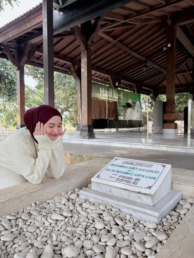 Potret Nadzira Shafa Ziarah Makam Ameer Azzikra di Tahun ke-4, Isyaratkan Buka Hati