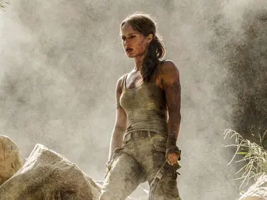 Aktris Alicia Vikander saat beradegan dalam film Tomb Raider. Aktris dan penari Swedia 29 tahun ini berperan sebagai Lara Croft di film terbarunya tersebut. (Ilze Kitshoff / Warner Bros. Pictures via AP)
