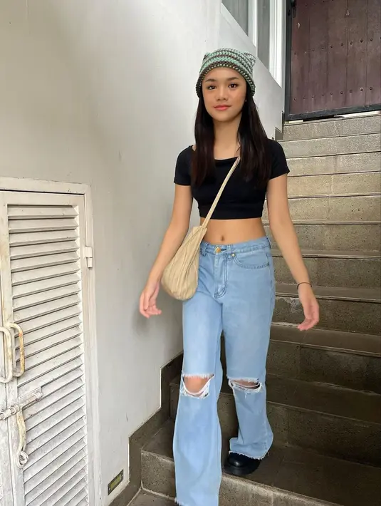 Untuk gaya kasual yang santai, padu padan crop top, celana jeans, dan topi rajut dengan telinga beri kesan manis. [@ney_neo]