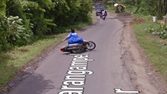7 Momen Apes Terekam Google Street View, Bikin Ngakak