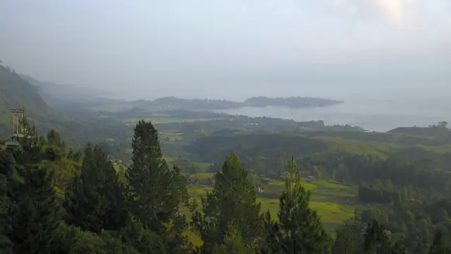 Pemandangan Danau Toba dari titik tertinggi Pulau Samosir. (Dok: Gunung Bagging https://www.gunungbagging.com/samosir/)