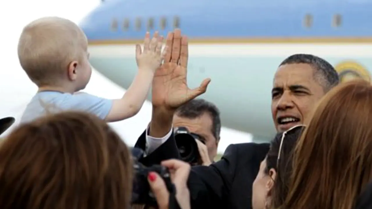 Detik-detik Obama Berhasil Buat Bayi Stop Menangis Saat di Jepang