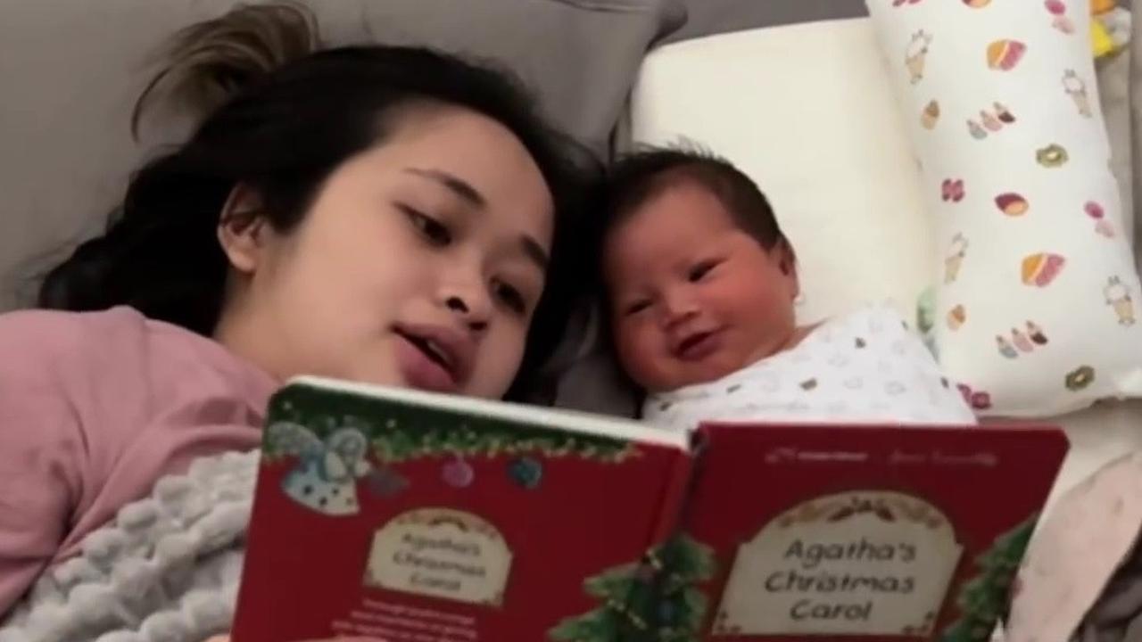 Ekspresi Lucu Menggemaskan Baby Agatha Anak Gritte saat Dibacakan Buku