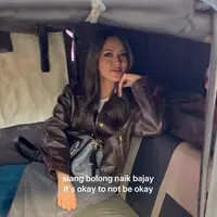 Raisa tampil dengan gaya skena saat naik bajaj di Jakarta (tiktok/@raisa6690)