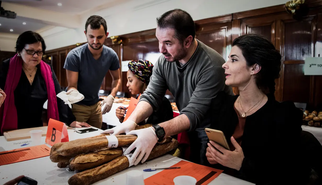 Dewan juri melakukan penilaian kepada baguettes yang dilombakan di acara Grand Prierie Baguette Paris di Paris, Prancis, Senin (17/4). Roti ini menjadi simbol budaya di Prancis selain anggur wine dan keju. (AFP PHOTO / PHILIPPE LOPEZ)