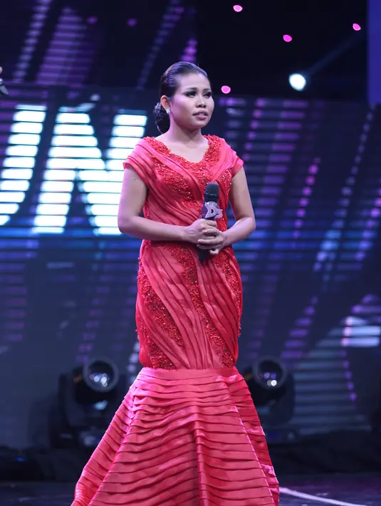 Gemuruh dari tepuk tangan dan teriakan penonton yang memberikan aplous pada penampilan yang membawakan lagu bertema sedih. (Adrian Putra/Bintang.com)