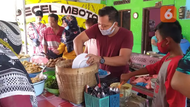 Pemilik Warung Pecel Mboto, Tri Siswanto saat Melayani Pembeli