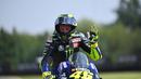 Secara keseluruhan, Rossi telah mengantongi sembilan gelar juara di berbagai kelas dengan 235 podium, termasuk 115 kemenangan, 67 kali di posisi kedua, dan 53 di urutan ketiga, serta 65 pole position dan 96 lap tercepat. (Foto: AFP/Joe Klamar)