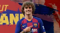 Penampilan rambut Antoine Griezmann saat resmi diperkenalkan Barcelona sebagai penghuni baru Camp Nou pada 14 Juli 2019. (Foto by Lluis Gene / AFP)