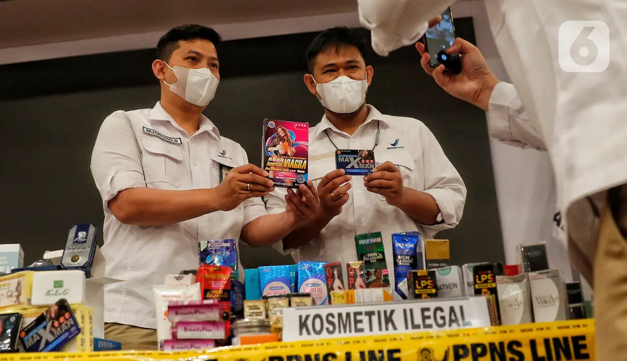 Modus operandi kejahatan ini ialah dengan mengedarkan atau menjual obat dan makanan kepada masyarakat berdasarkan pesanan langsung kepada pelaku sebagai pemilik akun ‘apotik_resmi’ maupun pesanan dari dropshipper yang dikirimkan ke akun tersebut. (Liputan6.com/Angga Yuniar)