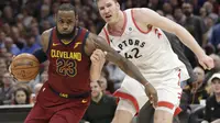 Aksi LeBron James saat Cavaliers melawan Raptors (AP)