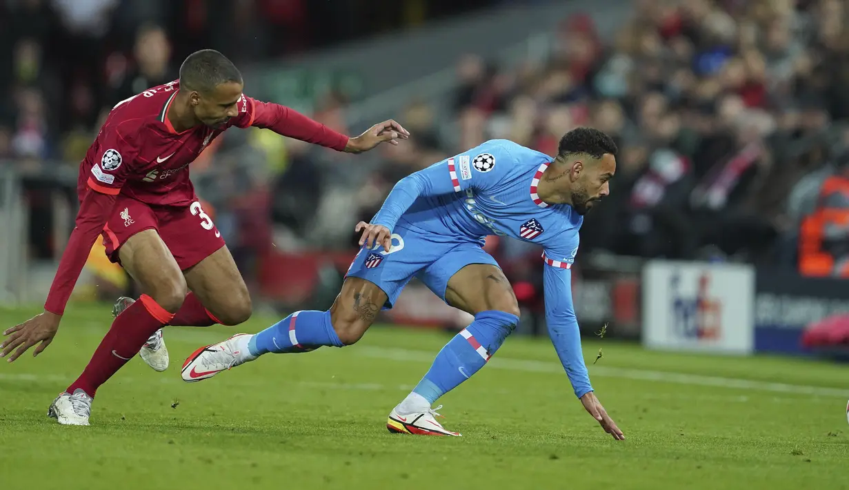 Bek Liverpool Joe Gomez berebut bola dengan penyerang Atletico Madrid Matheus Cunha pada match day ke-4 Liga Champions di Anfield, Kamis (4/11/2021) dinihari WIB. Liverpool menyegel satu tempat di babak 16 besar Liga Champions usai menundukkan Atletico Madrid 2-0. (AP Photo/Jon Super)