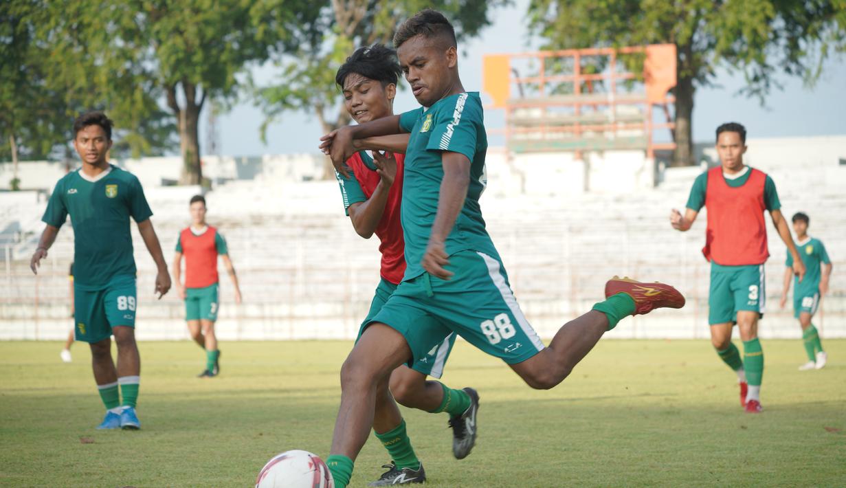 Persebaya Surabaya masih dalam tahap memberikan latihan untuk penguatan fisik dan latihan ringan demi menatap Liga 1 2021/2022. Upaya untuk membuat para pemain makin kompak juga menjadi perhatian. (Foto: Dokumentasi Persebaya)