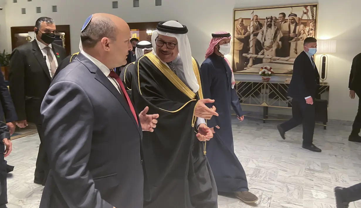 Perdana Menteri Israel Naftali Bennett (kiri) disambut oleh menteri luar negeri Bahrain Abdullatif bin Rashid Al Zayani di Bandara Internasional Manama di Manama, 14 Februari 2022. Ini merupakan kunjungan publik pertama oleh seorang pemimpin Israel ke Bahrain. (AP Photo/Ilan Ben Zion)