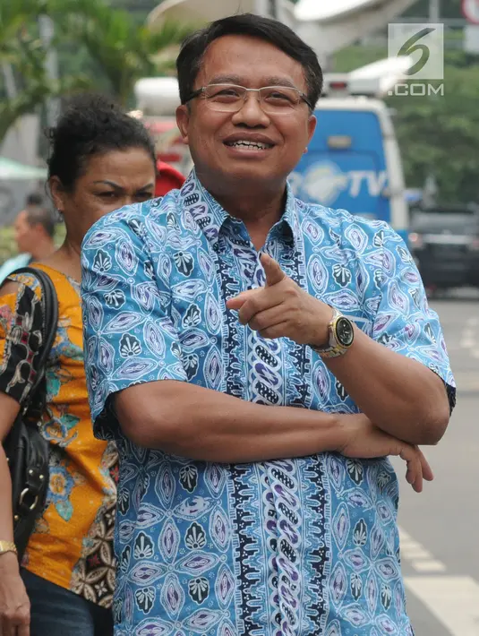 Dirut PT PJB, Iwan Agung Firstantara tersenyum saat ditanya wartawan usai menjalani pemeriksaan oleh penyidik di gedung KPK, Jakarta, Jumat (12/10). Iwan Agung Firstantara diperiksa terkait suap dalam proyek PLTU Riau-1. (Merdeka.com/Dwi Narwoko)