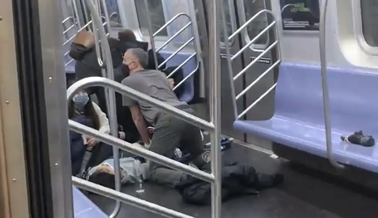 Seseorang dibantu dalam gerbong kereta bawah tanah di wilayah Brooklyn, New York, Amerika Serikat, 12 April 2022. Seorang pria bersenjata memenuhi kereta bawah tanah pada jam sibuk dengan asap dan menembak beberapa orang. (Will B Wylde via AP)