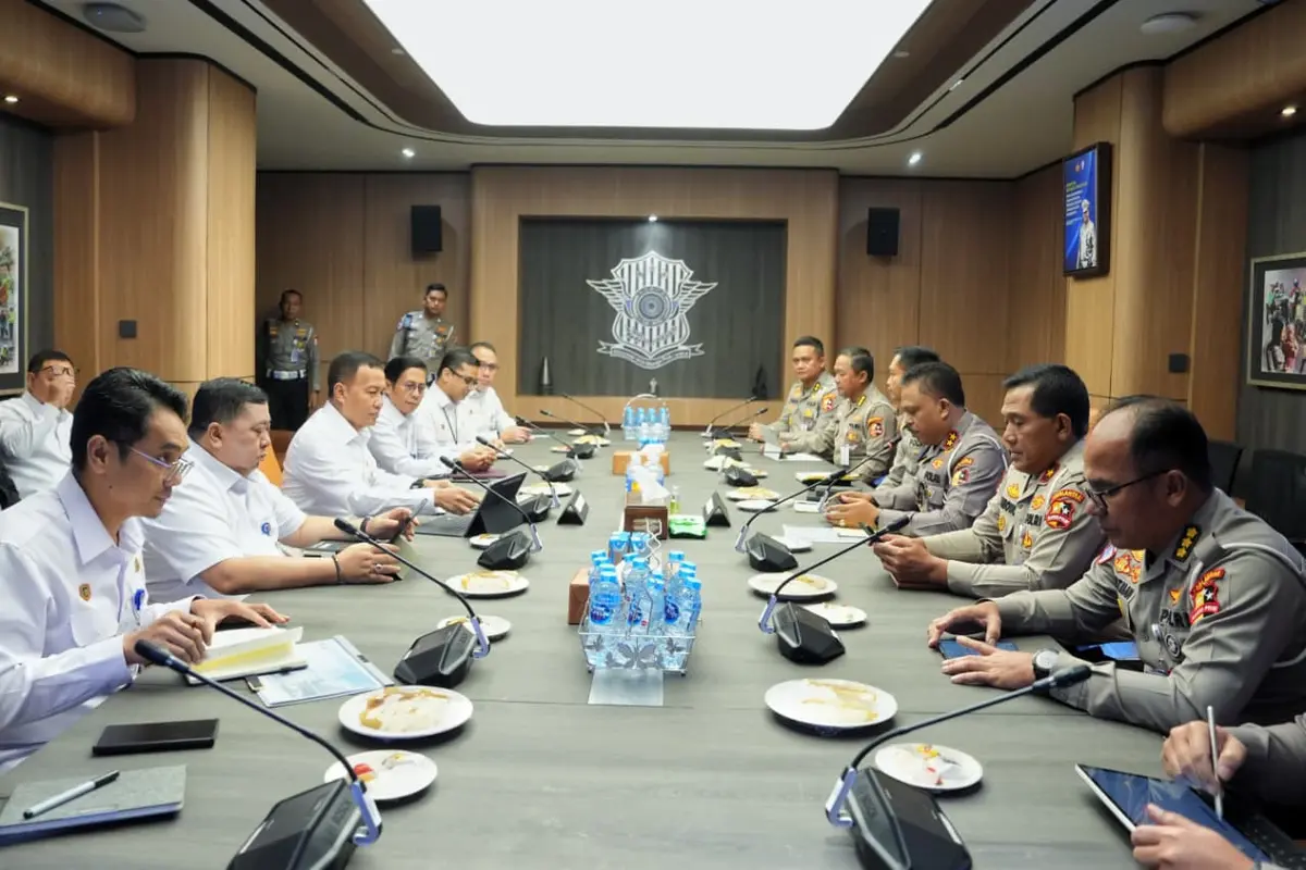 Kakorlantas Polri Irjen Pol Agus Suryonugroho dan Direktur Jenderal Perhubungan Darat Kementerian Perhubungan, Aan Suhanan, di Korlantas Polri, Selasa 26 Agustus 2025 (Istimewa)