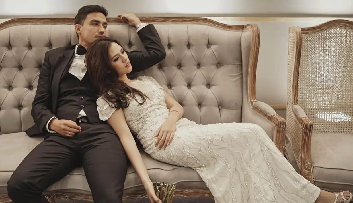 Ingat dengan style Raisa saat menikah dengan Hamish Daud? Ini dia wedding dress Raisa yang begitu simple dan pastinya cocok banget ditiru para wanita yang ingin tampil cantik di hari pernikahannya. (Instagram/raisa6690)